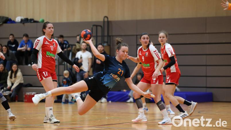 Vanessa Szameitat und die Frauen der HSG Weiden stecken zwei Spieltage vor Saisonende noch mitten im Abstiegskampf. Archivbild: Dieter Jäschke
