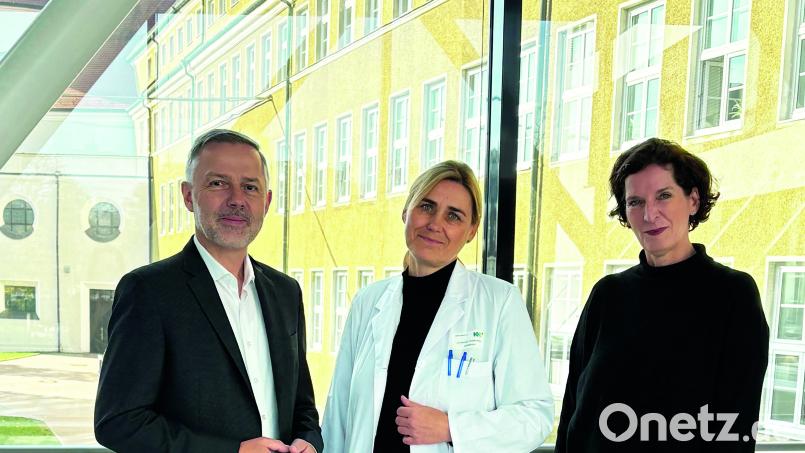 Vorstand Michael Hoffmann (links) und Ärztliche Direktorin Professor Dorothee Bremerich (rechts) heißen Dr. Wenke Finkenzeller (Mitte) herzlich willkommen. Bild: KNO AG
