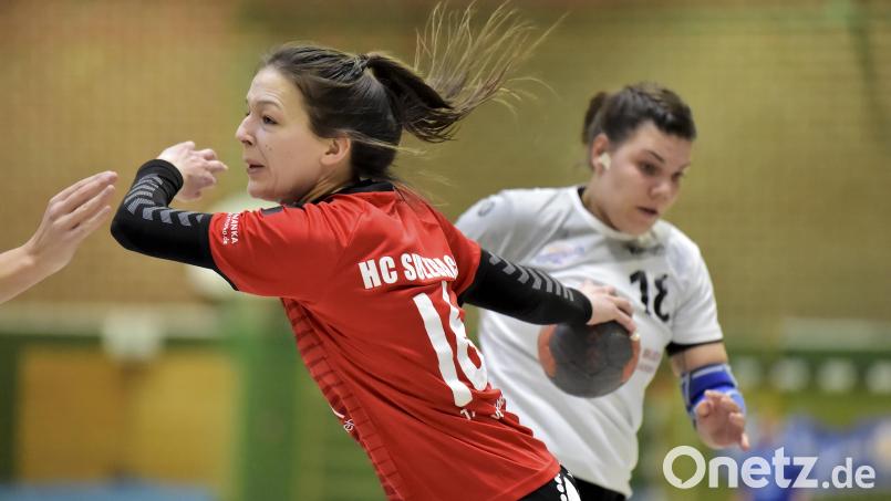 Sophie Last (rotes Trikot/Szene aus einem früheren Spiel) und die Damen des HC Sulzbach haben das Spitzenspiel in Nürnberg gewonnen. Archivbild: Hubert Ziegler