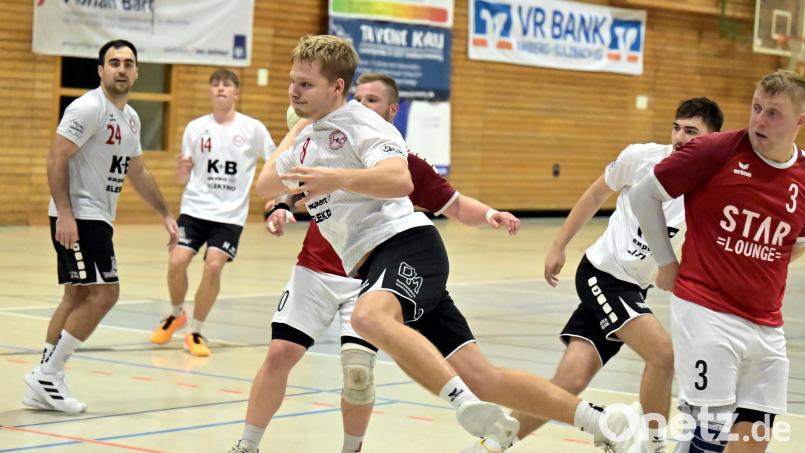 Schöner Fallwurf von Anton Kallmeier vom HC Sulzbach. Am Wochenende geht es für die Sulzbacher gegen den Aufsteiger TV Wackersdorf. Archivbild: Hubert Ziegler