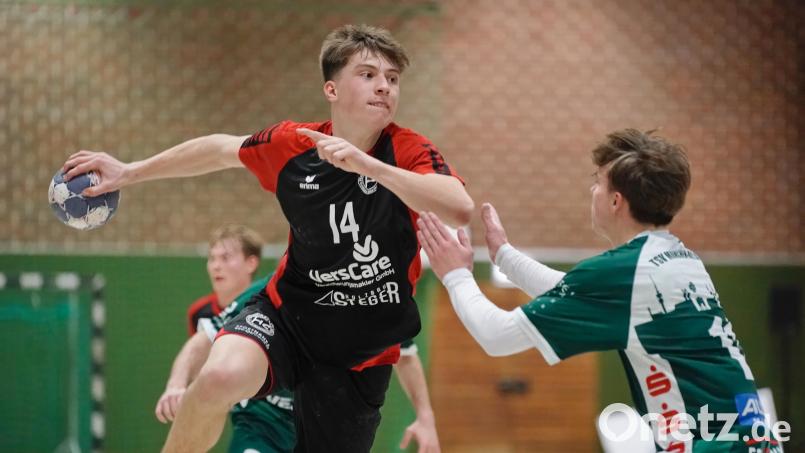 Valentin Weigl (links) vom HC Sulzbach setzt hier zum Sprungwurf an. Bild: ref