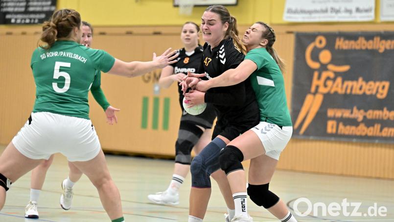 Hannah Nemeth (Mitte) von der HG Amberg wird in dieser Szene am Kreis von ihrer Gegenspielerin von der SG Rohr/Pavelsbach gehalten. Am Ende gewannen die Amberger Handballerinnen mit 30:18. Bild: Hubert Ziegler