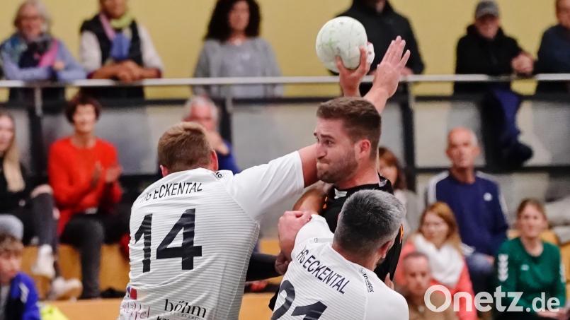 Die HG Amberg (im Bild Jonas Rohrbach im Spiel gegen die HG Eckental) tritt in Herzogenaurach an und will beim Abstiegskandidaten die Punkte mitnehmen. Archivbild: ref