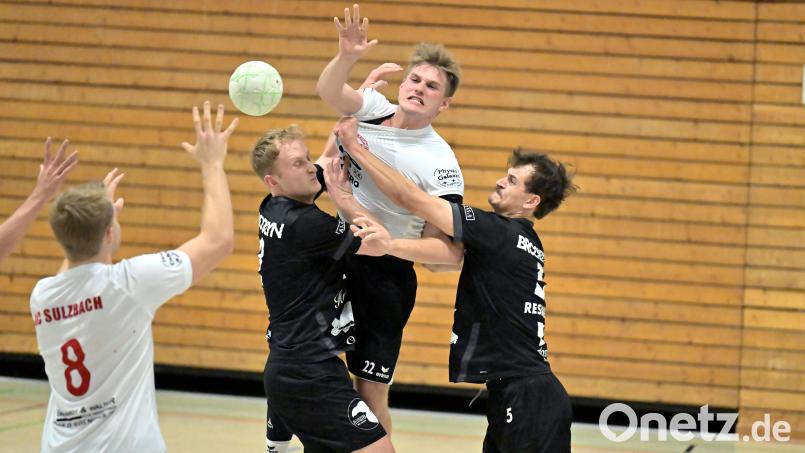 David Tous (Zweiter von rechts/hier im Spiel gegen den TV Erlangen-Bruck II) wechselte vor der Saison vom TB Roding zum HC Sulzbach. Jetzt trifft er mit seinem neuen Team auf seinen ehemalige Mannschaft. Bild: Hubert Ziegler