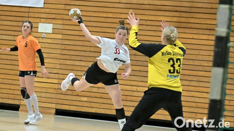 Franziska Mutzbauer (Mitte, Szene aus einem früheren Spiel) vom HC Sulzbach beim Abschluss. Am kommenden Sonntag geht es für die HC-Frauen gegen Pleichach. Archivbild: Hubert Ziegler
