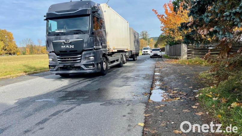Hier fahren Linienbusse, Schwerlast- und Autoverkehr. Für Fußgänger ist der Edeldorfer Weg alles andere als sicher. Es fehlen Gehwege. Die Stadt will die Ausbaupläne für die Straße wieder aufgreifen. Bild: Gabi Schönberger