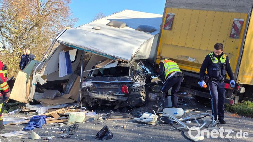 Der Wohnwagen wurde bei dem Unfall auf das Auto geschleudert. Bild: Helmut Degenhart/zema-medien/dpa