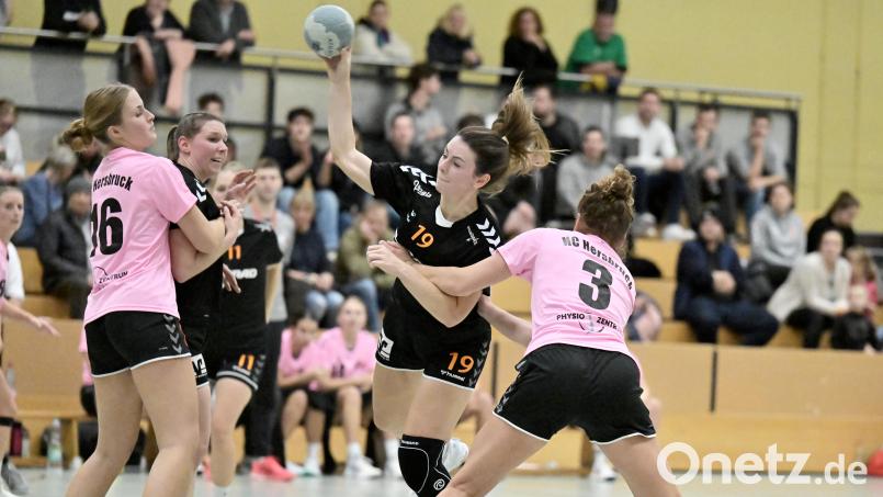 Julia Schmitt (Zweite von rechts) von der HG Amberg war mit neun Treffern erfolgreichste Werferin. In dieser Szene war sie am Kreis erfolgreich, beobachtet von Mannschaftskollegin Tina Lösch (Zweite von links). Bild: Hubert Ziegler