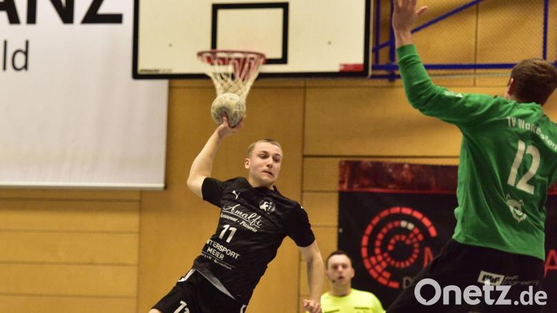 Peter Kemptner (Nummer 11/Szene aus einem früheren Spiel) will mit dem Team der HSG Nabburg/Schwarzenfeld aus Roding die Punkte mitnehmen. Bild: mhs