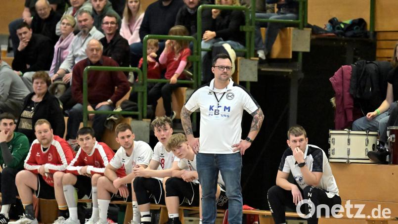 Michael Klose (stehend), Trainer HC Sulzbach-Rosenberg, bereitet seine Akteure auf das Heimspiel gegen den TV Wackersdorf vor. Archivbild: Hubert Ziegler