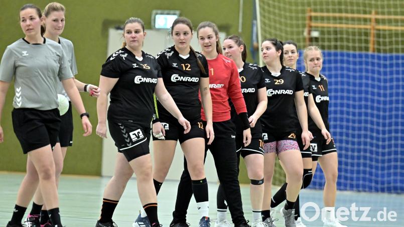 Keine frohen Blicke: Die Handballerinnen der HG Amberg verloren die wichtige Partie bei der HSG Pyrbaum/Seligenporten. Bild: Hubert Ziegler