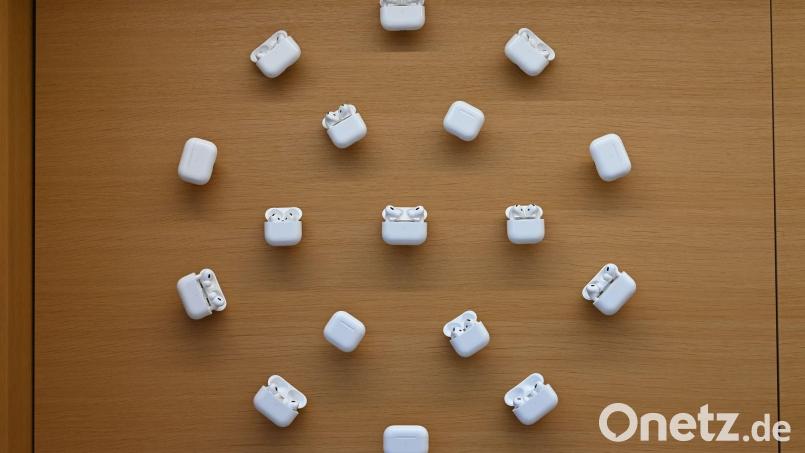 Nutzer in der EU bekommen die Live-Übersetzungsfunktion später in ihre AirPods. (Archivbild) Bild: David Hammersen/dpa