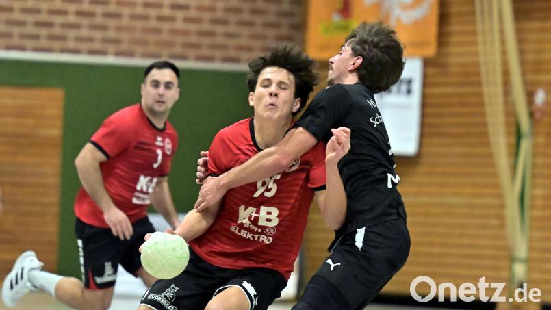 Jonas Ruhland (Mitte) vom HC Sulzbach-Rosenberg wird in dieser Szene von Moritz Müller (rechts) von der HSG Nabburg/Schwarzenfeld attackiert. Bild: Hubert Ziegler