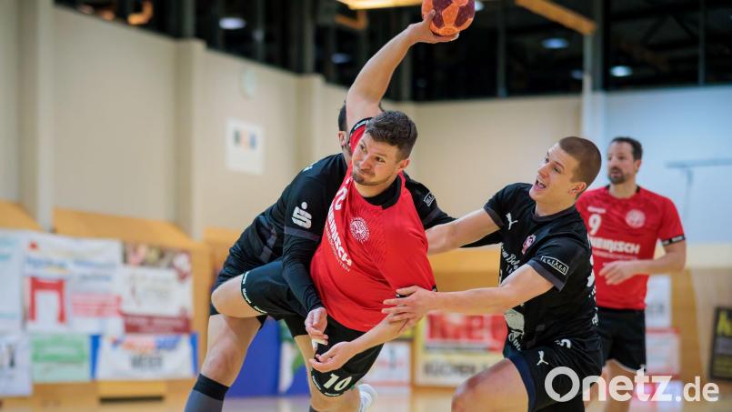 Maximilian Fütterer (am Ball) war mit sieben Treffern bester Torschütze des HV Oberviechtach gegen den TV Erlangen-Bruck II. Bild: gud