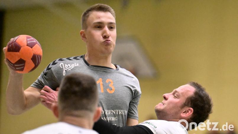 Paul Rössle (links) von der HG Amberg wurde nach dem Sieg in Roding verabschiedet. Archivbild: Hubert Ziegler