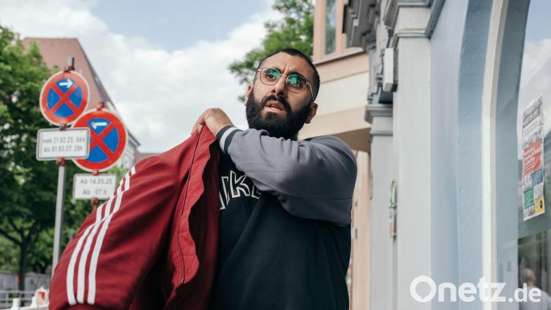 Burak hilft als Streetworker in Berlin Jugendlichen. Bild: Jens Gyarmaty/ZDF/dpa