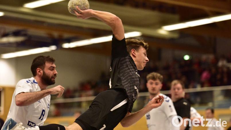 So zielstrebig und angriffslustig wie hier Johannes Ziereis präsentierten sich die HSG-Handballer in Roding zu selten. Bild: mhs