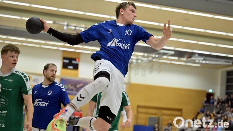 Thomas Raß von der SG Auerbach-Pegnitz zieht ab: Beim Sieg der SG gegen den HSV Bad Neustadt traf Raß 3 mal. Archivbild: Hubert Ziegler