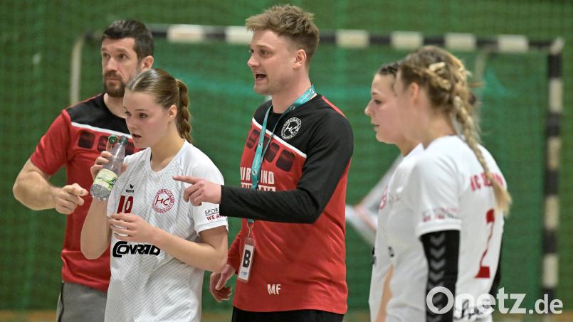 Trainer Martin Feldbauer (Dritter von rechts) und die Damen des HC Sulzbach stehen am Sonntag vor dem ersten Heimspiel in der Regionalliga. Der Coach spricht über Erwartungen und warum er schon weiter vorausschaut. Bild: Hubert Ziegler