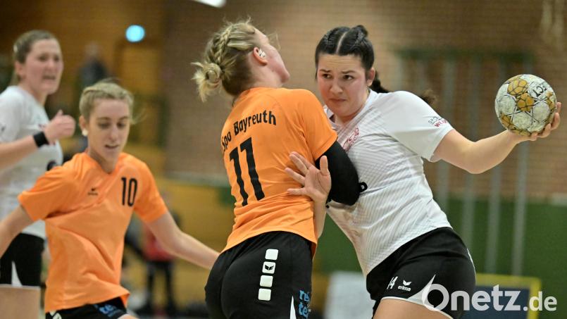 Die Spielerinnen des HC Sulzbach (rechts Paula Eckert in einem Spiel gegen HaSpo Bayreuth) wollen sich bei der HSG Pleichach nicht herumschubsen lassen. Bild: Hubert Ziegler