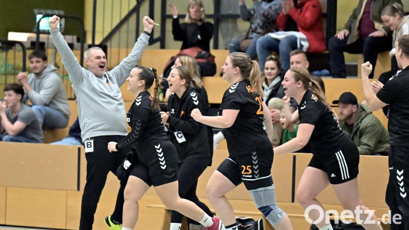 Riesengroß war der Jubel bei den Handballdamen der HG Amberg nach dem Heimsieg gegen den HC Erlangen II. Bild: Hubert Ziegler