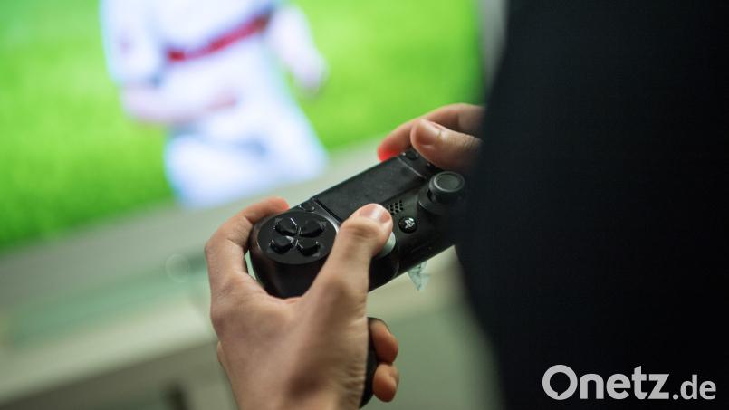 Jemand hat sich auf Kosten einer Schwandorferin im Playstation-Store bedient - für knapp 450 Euro. Symbolbild: Sebastian Gollnow/dpa