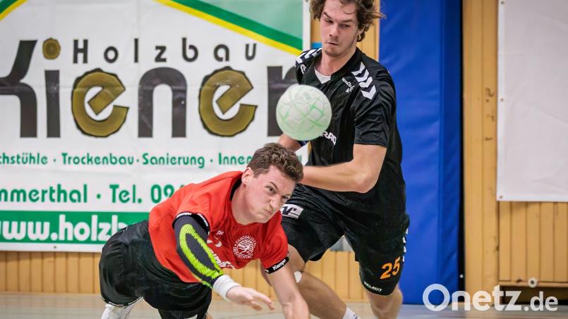 Jannik Uschold (links) in Aktion: Die Oberviechtacher Handballer müssen sich in der Heimpartie gegen Spitzenreiter Forchheim auf eine fordernde Aufgabe einstellen. Bild: Günter Uschold