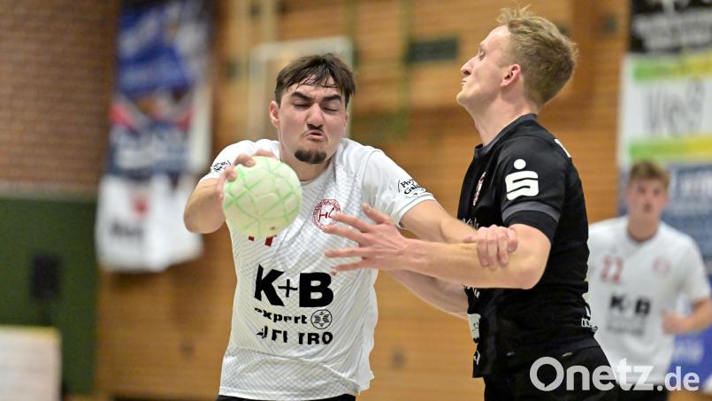 Nino Heckerott (links) spielt mit seinem HC Sulzbach am Samstag gegen die SG Regensburg II. Archivbild: Hubert Ziegler