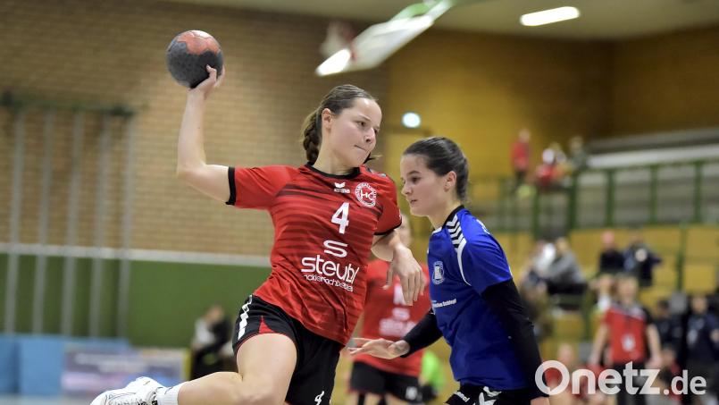 Sophie Dirscherl (links) kehrt nach einem Auslandssemester in den Kader des HC Sulzbach zurück. Archivbild: Hubert Ziegler