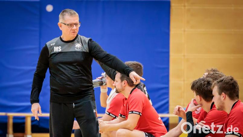 Trainer Martin Streit und die Herren des HV Oberviechtach verloren ihr letztes Spiel des Jahres 2024. Bild: Günter Uschold