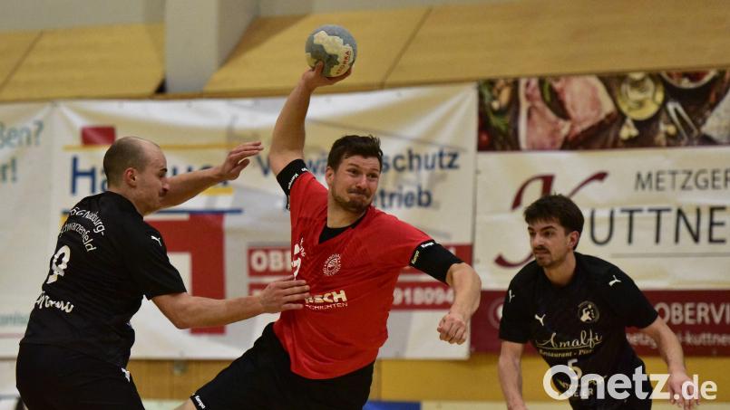 In dieser Szene setzt sich der Oberviechtacher Maximilian Fütterer (Mitte) gegen Christof Gsödl (links) und Moritz Müller durch. Die HSG gewann aber am Ende mit 30:28. Bild: ham