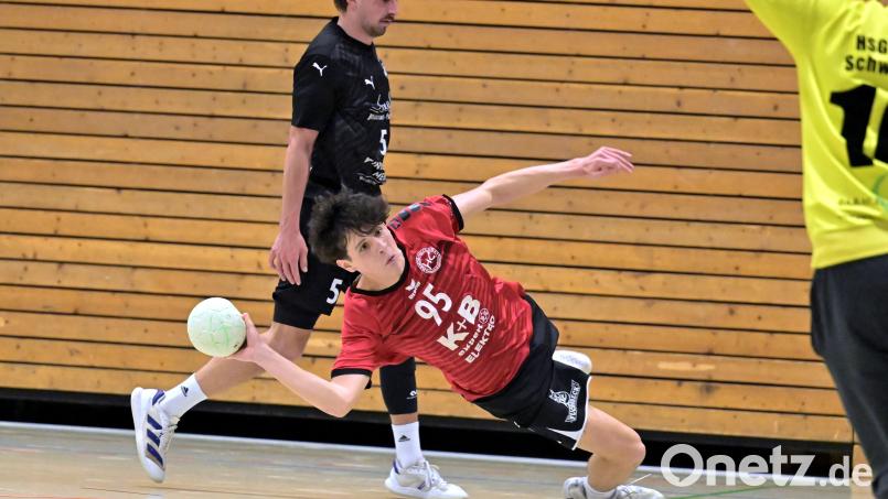 Jonas Ruhland (vorne) steuerte zwei Treffer für den HC Sulzbach beim Pflichtsieg gegen den TV Wackersdorf bei. Archivbild: Hubert Ziegler