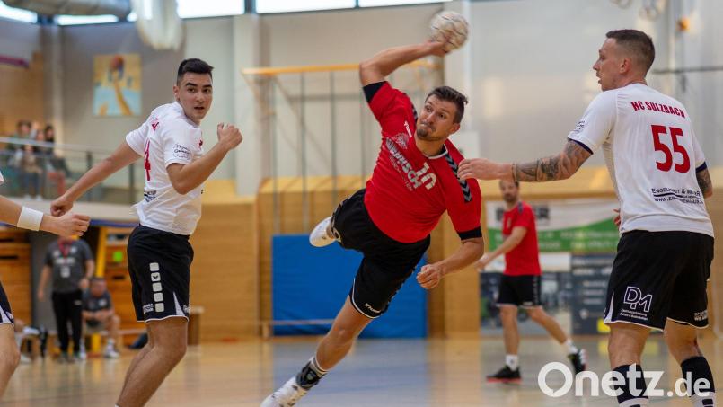 Der Oberviechtacher Maximilian Fütterer beim Torwurf (Szene aus einem früheren Spiel). Gegen Forchheim traf er 15 Mal – am Ende reichte das aber nicht für den Sieg. Archivbild: Günter Uschold