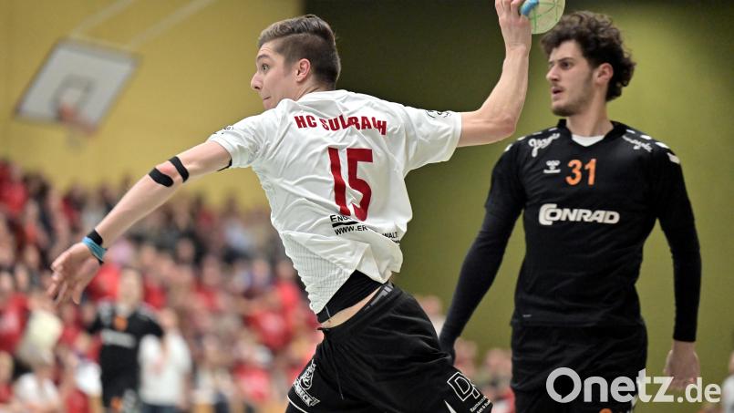 Fabian Wedel (links) vom HC Sulzbach beim Derby gegen die HG Amberg. Am Wochenende geht es für die Sulzbacher nun gegen die HG Eckental. Bild: Hubert Ziegler