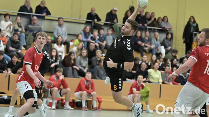 Jonas Rohrbach von der HG Amberg beim Torwurf. Für die Amberger Handballer geht es am kommenden Wochenende gegen den TV Erlangen-Bruck II. Archivbild: Hubert Ziegler