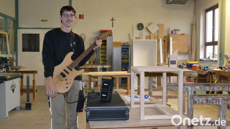 Unzählige Arbeitsstunden hat Michael Schmidt in seine E-Gitarre mit Eichenkorpus gesteckt. Das besondere Instrument war nie Teil eines Wettbewerbs, sondern Privatvergnügen. Pflichtaufgabe hingegen war die Anfertigung einer kleinen Bank (rechts im Bild) beim Berufswettkampf auf Bayern-Ebene. Bild: as