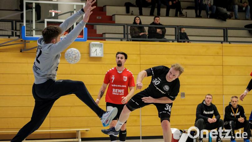 Patrick Schießl (rechts) und die Herren des HV Oberviechtach müssen zur HG Eckental. Bild: Guenter Uschold