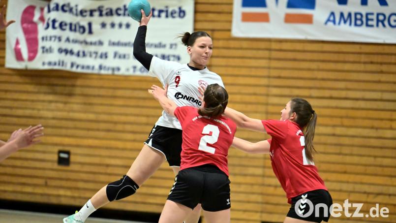 Sophie Last (links) war wie ihre Schwester Anna mit sieben Treffern beste Werferin für den HC Sulzbach. Archivbild: Hubert Ziegler