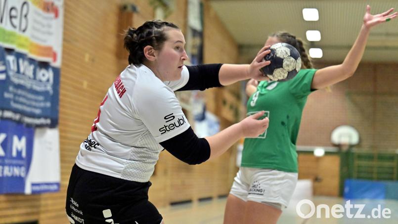 Katharina Mutzbauer (links/Szene aus einem früheren Spiel) und die Teamkolleginnen vom HC Sulzbach empfangen den Tabellenvorletzten Estenfeld. Archivbild: Hubert Ziegler