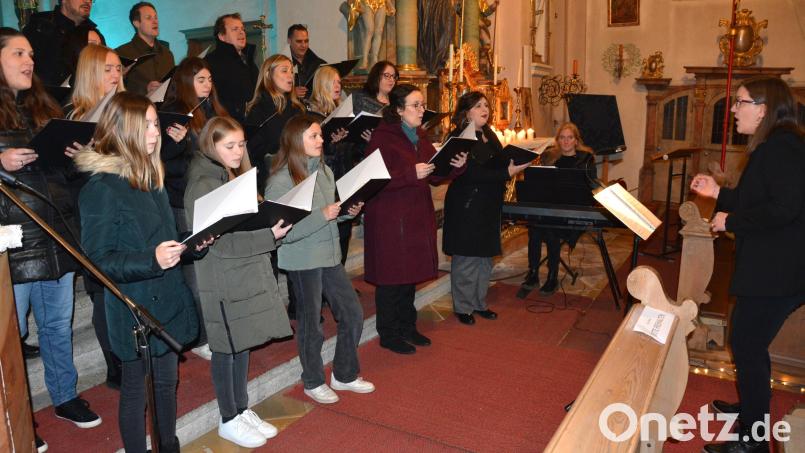 Der Chor "Grazie A Dio“ unter der Leitung von Michaela Burger (rechts) lädt am Samstag, 8. November, ab 19 Uhr zu einem Benefizkonzert in die Leonberger Pfarrkirche ein. Bild: jr