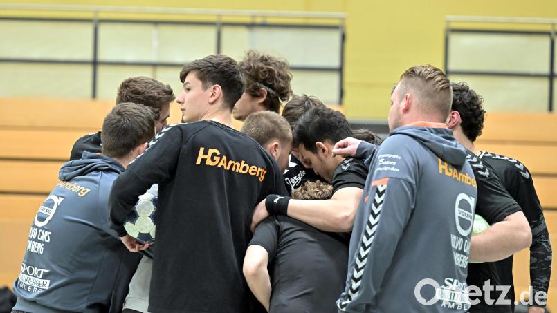 Die Spieler der HG Amberg stimmen sich auf das Gastspiel des TV Altdorf ein. Archivbild: Hubert Ziegler