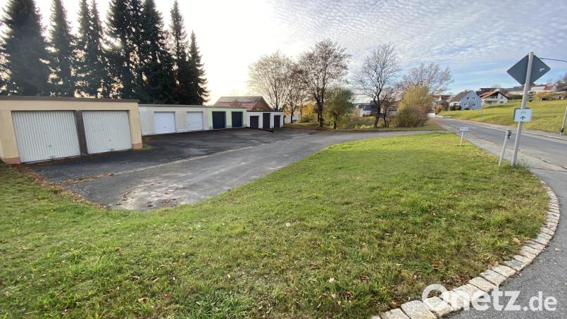 Um Oberflächenwasser von der Kreisstraße zu vermeiden, soll der Bordstein angehoben und die Zufahrt von der "Pilchauer Straße" her verlegt werden. Eine Entsiegelung des Vorplatzes vermeidet ebenfalls unkontrollierten Wassereintrag. Bild: Josef Glas