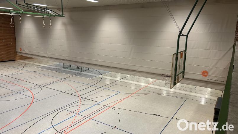 Da hängt sie und lässt sich nicht mehr nach oben fahren. Wegen eines technischen Defekt an einer Trennwand (im Hintergrund) ist die Krötenseehalle in Sulzbach am Wochenende nicht bespielbar. Bild: Florian Zippe