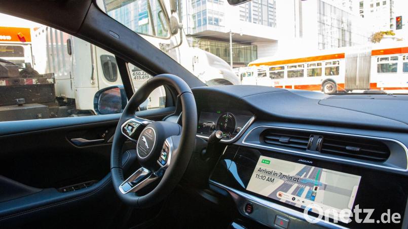 Waymo-Robotaxis machen mehr als 250.000 Fahrten mit Passagieren pro Woche. (Archivbild) Bild: Andrej Sokolow/dpa