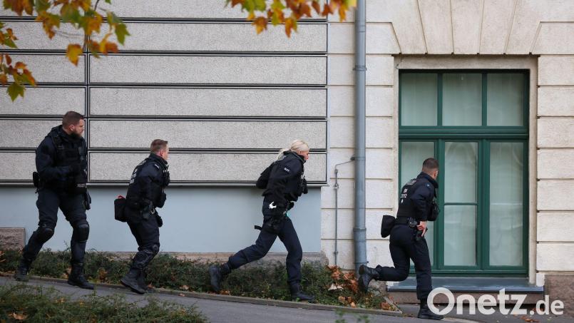 Einsatzkräfte nähern sich bei einer simulierten Amok-Lage an ein Gymnasium an. Während der Herbstferien probt die Polizei sogenannte lebensbedrohliche Einsatzlagen in ganz Bayern. Symbolbild: Jan Woitas/dpa