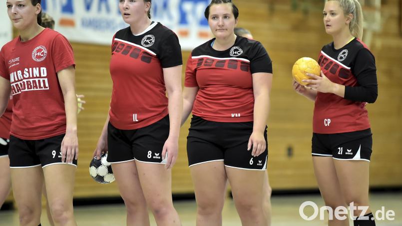 Was erwartet die Damen des HC Sulzbach-Rosenberg mit (v on links) Sophie Last, Isabell Link, Katharina Mutzbauer und Christina Plößl in der Relegation? In zwei Aufstiegsspielen geht es gegen den HC Donau/Paar, einem Zusammenschluss von Handballklubs aus Ingolstadt und Manching. Archivbild: Hubert Ziegler