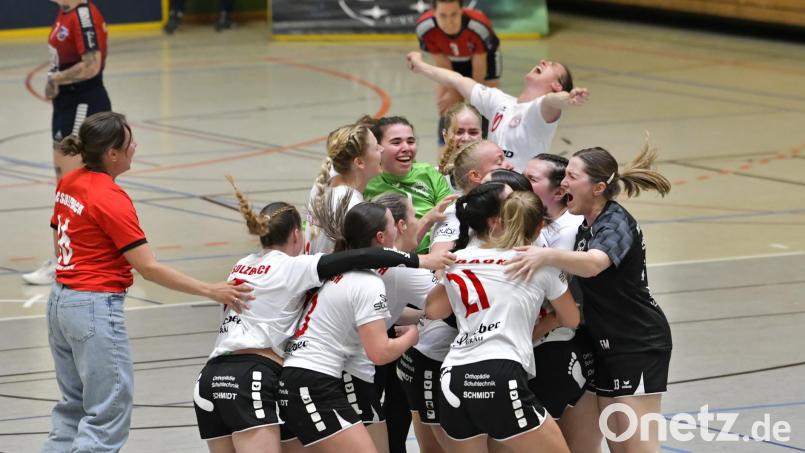 Grenzenloser Jubel herrschte bei den Handballdamen des HC Sulzbach-Rosenberg nach dem entscheidenden Tor durch Paula Eckert per Siebenmeter. Bild: Hubert Ziegler