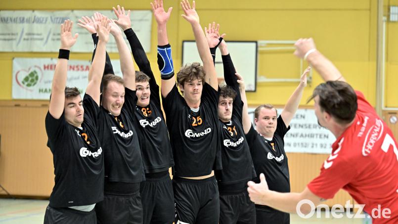 Hoch die Hände, Jahresende: Im letzten Spiel des Jahres empfangen die Handballer der HG Amberg (schwarze Trikots) den HC Forchheim. Bild: Hubert Ziegler