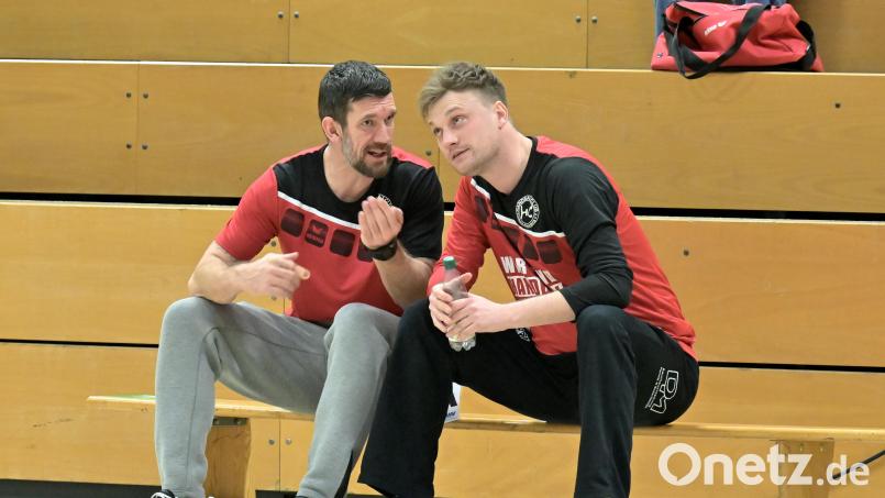 Sascha Wendt (links) und Martin Feldbauer (rechts), Trainer HC Sulzbach, hatten nach nach dem Spiel gegen Roßtal Diskussionsbedarf. Archivbild: Hubert Ziegler