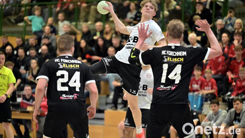 Luca Dewald (Mitte) vom HC Sulzbach-Rosenberg kann sich in dieser Szene aus dem Rückraum in Szene setzen. Dennoch verlor der HC das Spitzenspiel gegen Forchheim. Bild: Hubert Ziegler